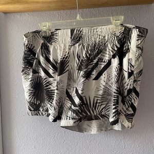 Black and White Gap Fit gsprint shorts with Liner, Size XL